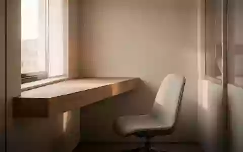 Ein minimalistisch gestalteter Arbeitsbereich in einer kleinen Wohnung mit hellem Holz und natürlichem Lichteinfall. - Foto: über boerse-global.de