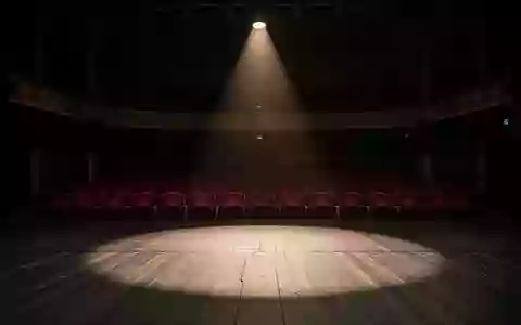 Eine leere Theaterbühne im Halbdunkel, die die Atmosphäre der kulturellen Unsicherheit widerspiegelt. - Foto: über boerse-global.de