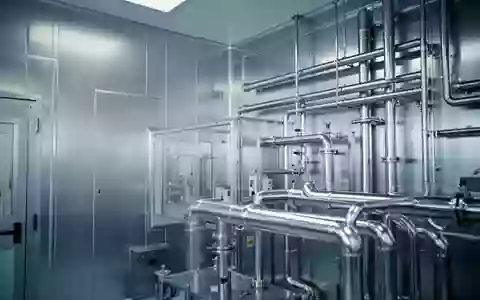 Saubere Industrieumgebung in einer Halbleiterfertigung mit metallischen Oberflächen und komplexer Infrastruktur. - Foto: über boerse-global.de