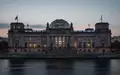 Das Reichstagsgebäude in Berlin in der Abenddämmerung, gesehen über die Spree. - Foto: über boerse-global.de