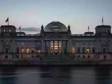 Das Reichstagsgebäude in Berlin in der Abenddämmerung, gesehen über die Spree. - Foto: über boerse-global.de