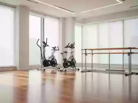 Ein heller, minimalistischer Physiotherapieraum mit Sportgeräten in einer ruhigen, professionellen Umgebung. - Foto: über boerse-global.de