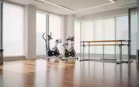 Ein heller, minimalistischer Physiotherapieraum mit Sportgeräten in einer ruhigen, professionellen Umgebung. - Foto: über boerse-global.de