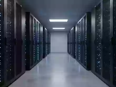 Moderne, minimalistische Serverraum-Infrastruktur mit blauer Beleuchtung in einem Rechenzentrum. - Foto: über boerse-global.de
