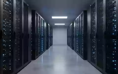 Moderne, minimalistische Serverraum-Infrastruktur mit blauer Beleuchtung in einem Rechenzentrum. - Foto: über boerse-global.de