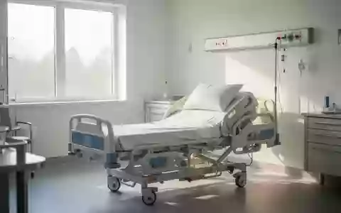 Ein leeres, ordentlich gemachtes Krankenhausbett in einem hellen, klinischen Zimmer mit natürlichem Lichteinfall. - Foto: über boerse-global.de