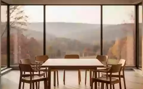 Ein heller, ruhiger Gemeinschaftsraum mit Blick auf eine sanfte Hügellandschaft, der eine unterstützende Atmosphäre vermittelt. - Foto: über boerse-global.de