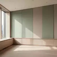 Modernes Bürointerieur mit schallabsorbierenden Wandpaneelen in beruhigenden Naturtönen und hellem Tageslichteinfall. - Foto: über boerse-global.de