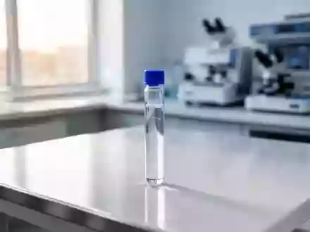 Ein gläsernes Reagenzglas mit einer klaren Serumprobe auf einem sterilen Labortisch bei natürlichem Tageslicht. - Foto: über boerse-global.de