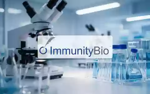 Abstrakte Darstellung eines modernen biotechnologischen Forschungslabors mit Fokus auf medizinische Innovation. - Foto: über boerse-global.de