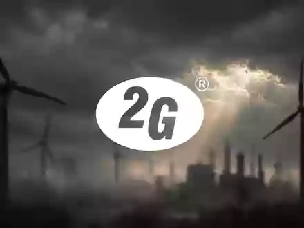 Abstrakte, stimmungsvolle Aufnahme einer Industrieanlage im Bereich erneuerbare Energien bei düsterem, bewölktem Himmel. - Foto: über boerse-global.de