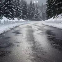 Verschneite Bergstraße mit winterlichen Fahrbahnverhältnissen in einer alpinen Landschaft. - Foto: über boerse-global.de
