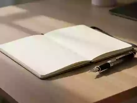 Ein minimalistischer Schreibtisch mit einem leeren Notizbuch und einem Füllfederhalter bei natürlichem Lichteinfall. - Foto: über boerse-global.de