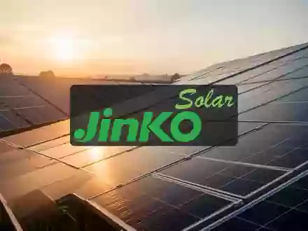 Moderne Photovoltaikanlagen bei Sonnenaufgang als Symbol für erneuerbare Energien und technologischen Fortschritt. - Foto: über boerse-global.de