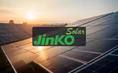 Moderne Photovoltaikanlagen bei Sonnenaufgang als Symbol für erneuerbare Energien und technologischen Fortschritt. - Foto: über boerse-global.de