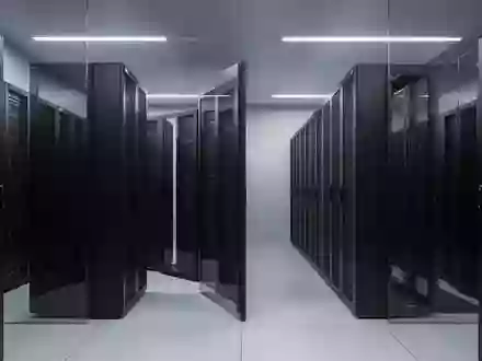 Ein minimalistisch gestalteter Serverraum mit mattschwarzen Server-Racks in einer sauberen, industriellen Umgebung. - Foto: über boerse-global.de