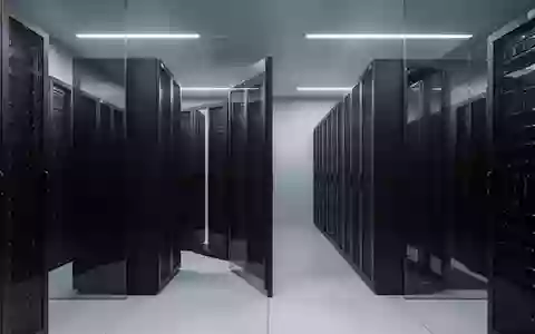 Ein minimalistisch gestalteter Serverraum mit mattschwarzen Server-Racks in einer sauberen, industriellen Umgebung. - Foto: über boerse-global.de