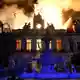 Das historische Rathaus von Limoges wurde durch einen von Randalierern gelegten Brand weitgehend zerstört. - Bild: Pascal Lachenaud/AFP/dpa