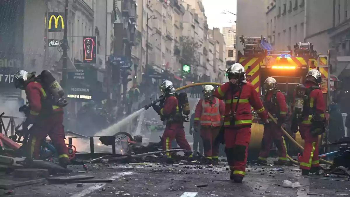 Die Feuerwehr musste zahlreiche Brände löschen. - Bild: Emma Da Silva/AP/dpa