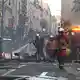 Die Feuerwehr musste zahlreiche Brände löschen. - Bild: Emma Da Silva/AP/dpa
