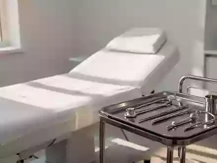 Ein minimalistisches, leeres Behandlungszimmer in einer kardiologischen Praxis mit einer medizinischen Liege. - Foto: über boerse-global.de
