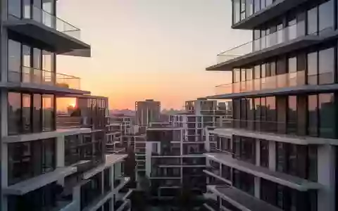 Moderne Wohngebäude in einer städtischen Umgebung bei Dämmerung mit Fokus auf Architektur und städtische Dichte. - Foto: über boerse-global.de