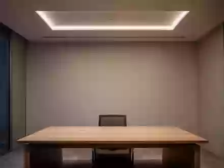 Ein minimalistisch gestalteter, leerer Schreibtisch in einem Büro mit neutraler, sanfter Beleuchtung von der Decke. - Foto: über boerse-global.de