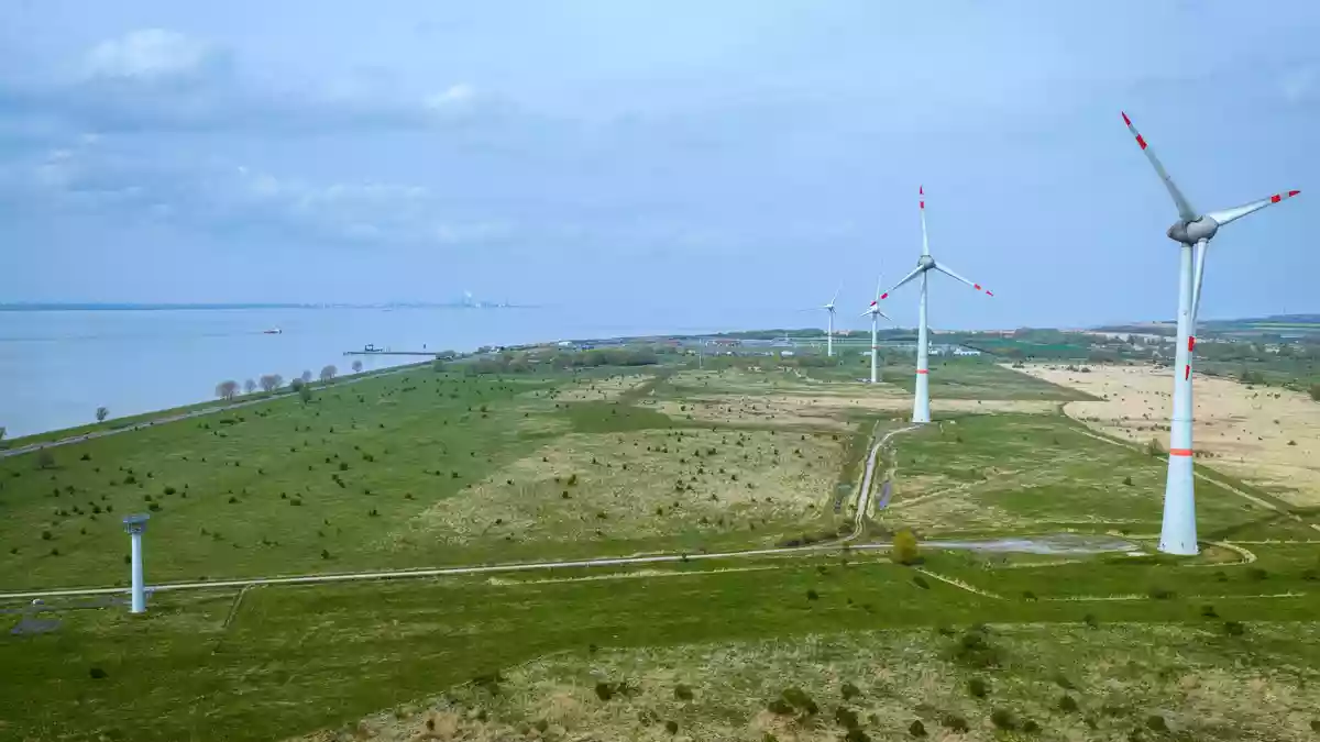 Noch ist vom geplanten, neuen Marinestützpunkt am Rysumer Nacken in Emden nichts zu sehen. (Archivbild) - Bild: Sina Schuldt/dpa