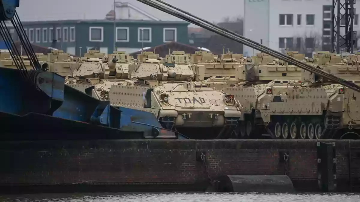 Bremerhaven ist seit Jahrzehnten Nato-Drehkreuz, nun soll der Hafen dafür modernisiert werden. (Archivfoto) - Bild: Lars Klemmer/dpa