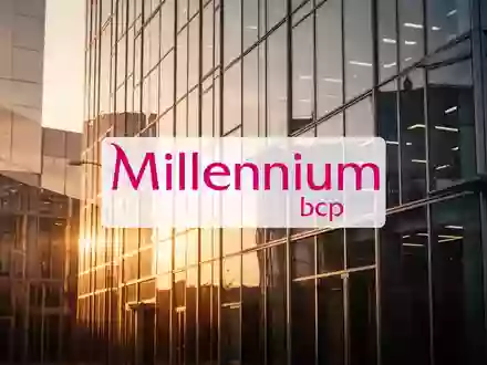 Moderne Bankarchitektur bei Sonnenlicht als Symbol für Finanzstabilität und Kapitalmanagement. - Foto: über boerse-global.de