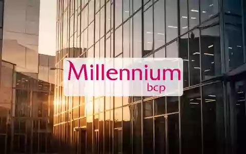 Moderne Bankarchitektur bei Sonnenlicht als Symbol für Finanzstabilität und Kapitalmanagement. - Foto: über boerse-global.de