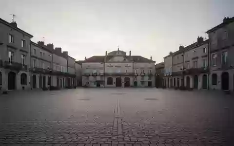 Ein leerer Marktplatz mit Kopfsteinpflaster in der Dämmerung, der Ordnung und öffentlichen Raum symbolisiert. - Foto: über boerse-global.de