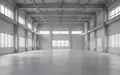 Ein minimalistisches, leeres Industriegebäude mit klaren architektonischen Linien und natürlichem Lichteinfall. - Foto: über boerse-global.de