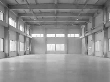 Ein minimalistisches, leeres Industriegebäude mit klaren architektonischen Linien und natürlichem Lichteinfall. - Foto: über boerse-global.de