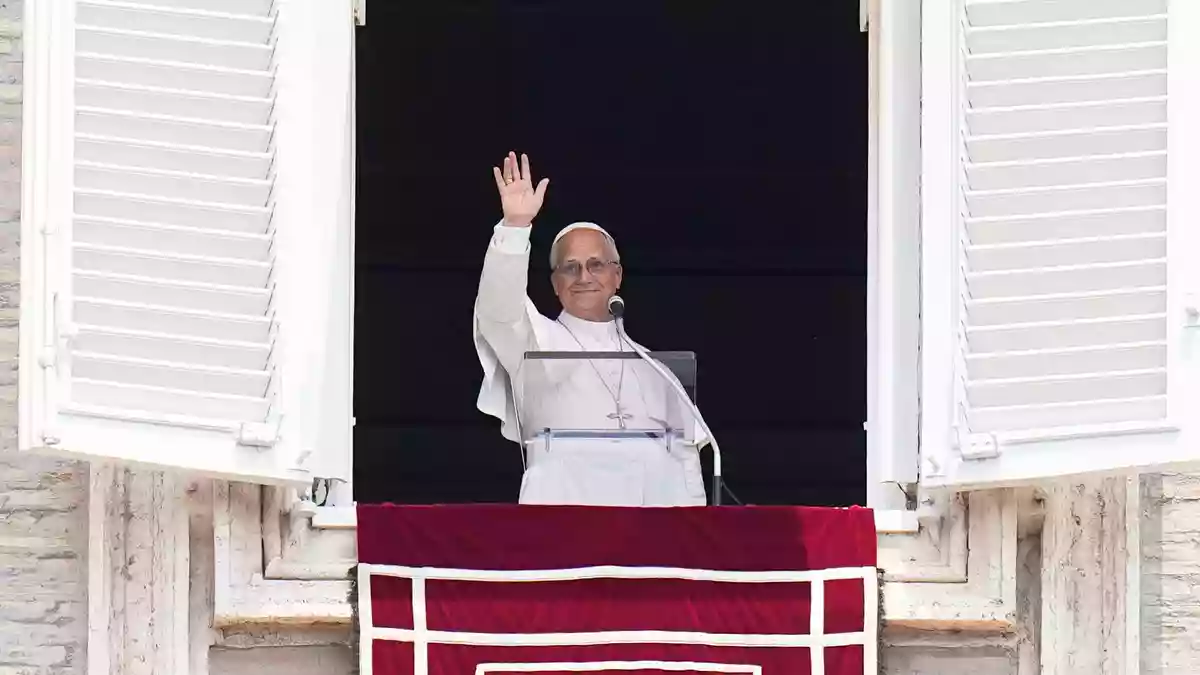 Papst Leo der XIV. spricht an einem Sonntag im Juni das traditionelle Angelus-Gebet am Fenster seiner Arbeitszimmers am Petersplatz im Vatikan. Nur fünf Tage nach seiner Krebs-OP will er sich dort heute wieder an Zehntausende Gläubige wenden. (Archiv-Bild) - Bild: Alessandra Tarantino/AP/dpa