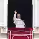 Papst Leo der XIV. spricht an einem Sonntag im Juni das traditionelle Angelus-Gebet am Fenster seiner Arbeitszimmers am Petersplatz im Vatikan. Nur fünf Tage nach seiner Krebs-OP will er sich dort heute wieder an Zehntausende Gläubige wenden. (Archiv-Bild) - Bild: Alessandra Tarantino/AP/dpa