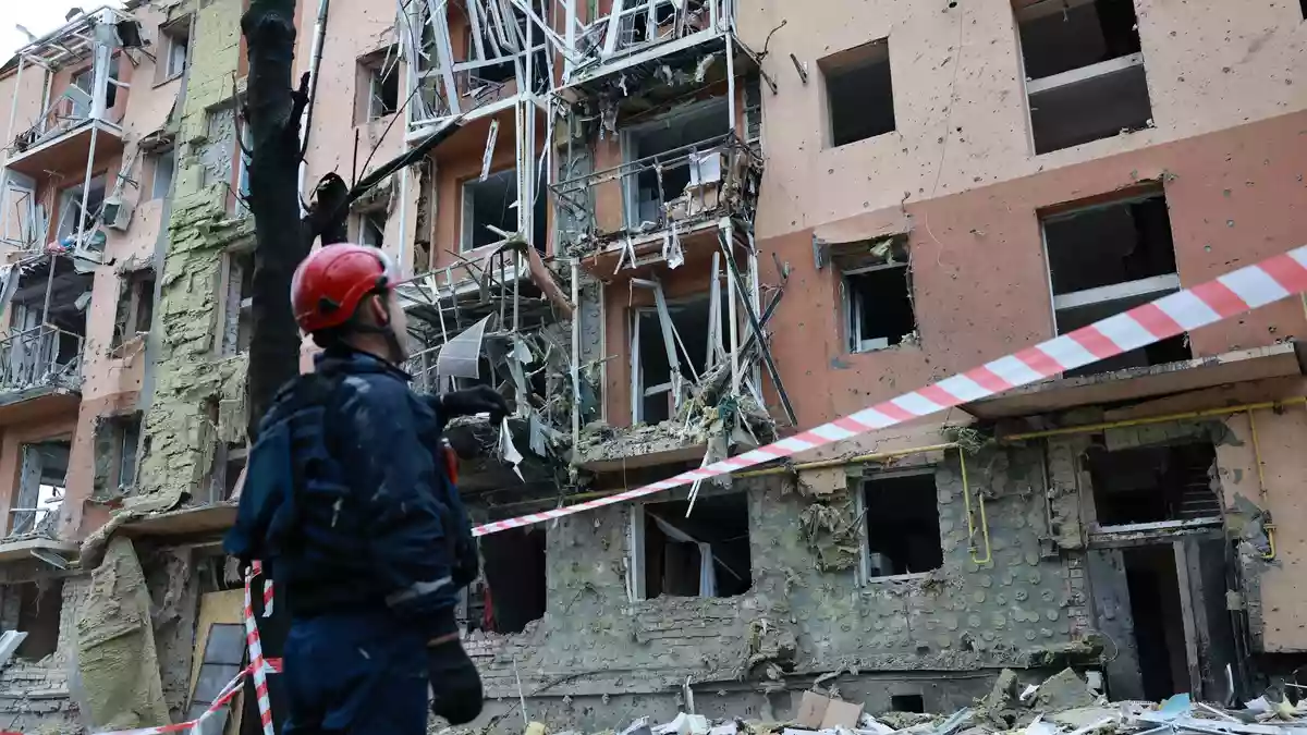 Täglich kommt es Zerstörungen durch russische Luftangriffe in der Ukraine.  - Bild: Kateryna Klochko/AP/dpa