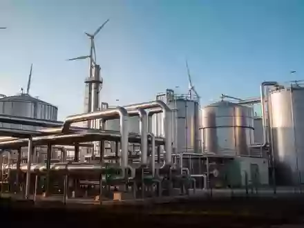 Moderne Industrieanlage zur Produktion nachhaltiger Kraftstoffe unter blauem Himmel. - Foto: über boerse-global.de