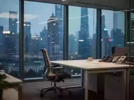 Ein leerer moderner Büroarbeitsplatz mit Blick auf die Skyline von Shanghai bei Dämmerung. - Foto: über boerse-global.de