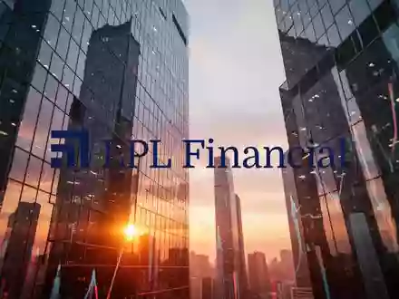 Moderne Glasfassade eines Bürogebäudes im Licht des Sonnenaufgangs als Symbol für die Finanzbranche. - Foto: über boerse-global.de