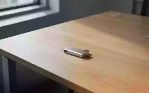 Ein minimalistischer Arbeitsplatz mit einem einzelnen USB-Stick auf einer hellen Holzoberfläche bei natürlichem Licht. - Foto: über boerse-global.de