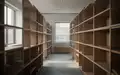 Ein minimalistisches Archivregal in einem hellen, aufgeräumten Büro, das Ordnung und strukturierte Dokumentation symbolisiert. - Foto: über boerse-global.de