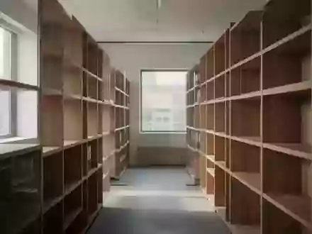 Ein minimalistisches Archivregal in einem hellen, aufgeräumten Büro, das Ordnung und strukturierte Dokumentation symbolisiert. - Foto: über boerse-global.de