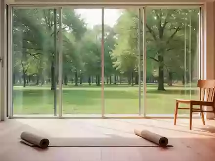 Ein heller, minimalistischer Raum mit einer Yogamatte und einem Fensterblick ins Grüne, der eine Atmosphäre der Ruhe vermittelt. - Foto: über boerse-global.de