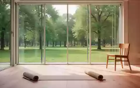 Ein heller, minimalistischer Raum mit einer Yogamatte und einem Fensterblick ins Grüne, der eine Atmosphäre der Ruhe vermittelt. - Foto: über boerse-global.de