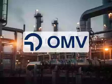 Industrielle Raffinerieanlagen bei Dämmerung, symbolisch für den Energiesektor und operative Herausforderungen. - Foto: über boerse-global.de