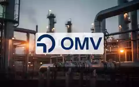 Industrielle Raffinerieanlagen bei Dämmerung, symbolisch für den Energiesektor und operative Herausforderungen. - Foto: über boerse-global.de