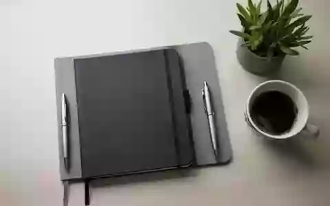 Symbolic image: tidy desk with a notebook - Foto: über boerse-global.de