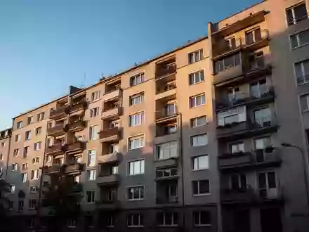 Ein mehrstöckiges Wohngebäude in einer deutschen Stadt bei Tageslicht. - Foto: über boerse-global.de