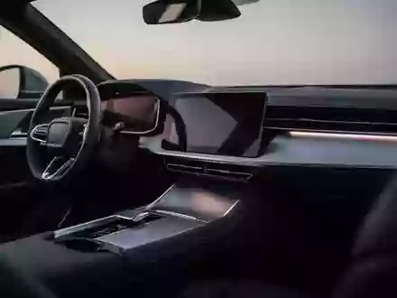 Modernes, leeres Fahrzeug-Cockpit bei Dämmerung mit einem dunklen, ausgeschalteten Infotainment-Display in einem minimalistischen Interieur. - Foto: über boerse-global.de